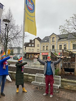 Tom und Vereinsfahne 11.11. - U.Stücker