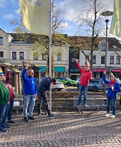 Tom und Vereinsfahne 11.11. - U.Stücker